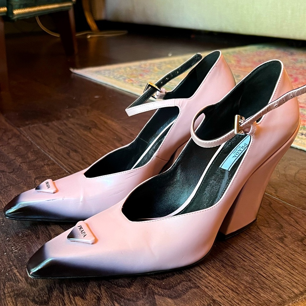 PRADA Pink and Black Spazzolato Monellerie Mary Jane
95mm ombre 39.5 Alabastro